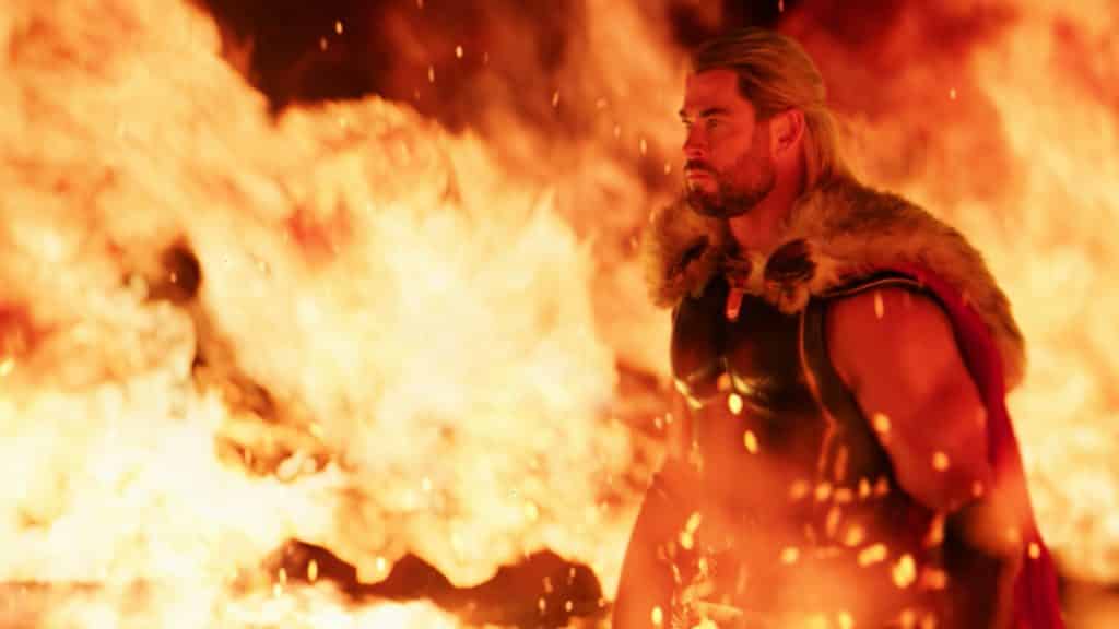 Elenco de Thor 4 se diverte com colecionáveis do filme; veja