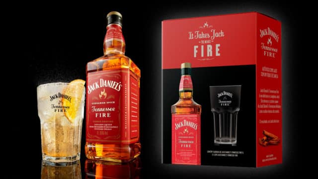 O kit da Jack Daniel’s Fire retorna com copo exclusivo para o drink amado pelos brasileiros, o Jack Fire & Ginger O kit da Jack Daniel’s Fire retorna com copo exclusivo para o drink amado pelos brasileiros, o Jack Fire & Ginger