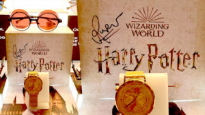 Rony Weasley autografa nova coleção da Chilli Beans