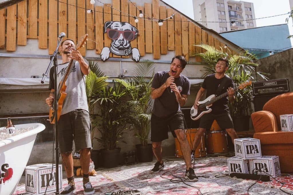 Legenda: Deadfish foi uma das bandas participantes do Disco de Quintal, lançado pela Lagunitas em 2021. Crédito: Vitor Paracetta