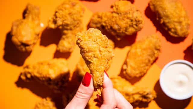 Popeyes lança WINGS, o balde com tulipas e coxinhas de frango