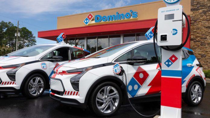 Domino's está construindo uma frota de entrega de pizza totalmente elétrica