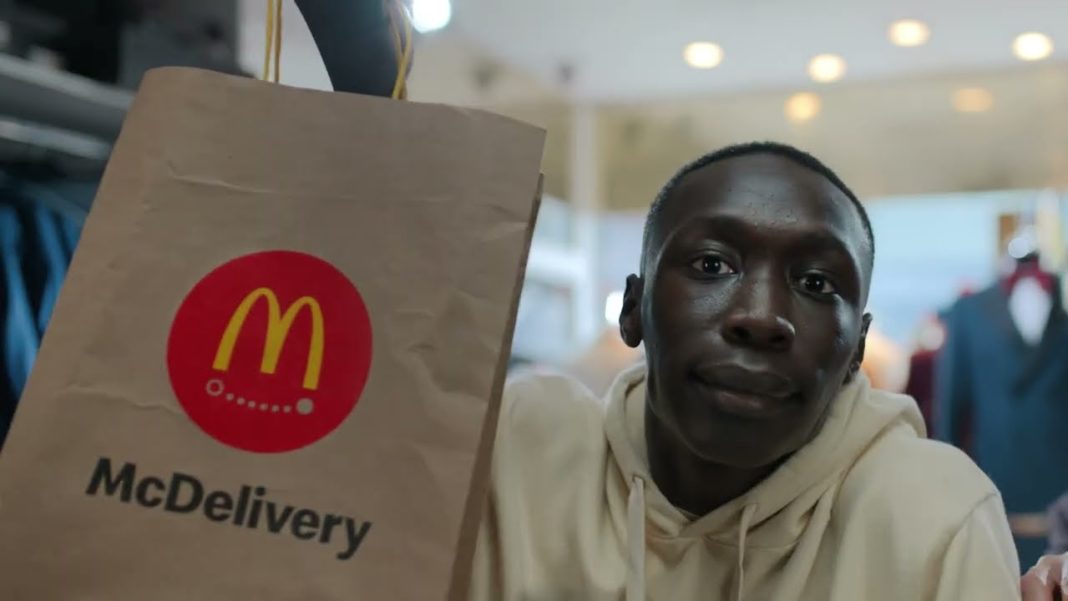 khaby lame com sacola do mcdonalds