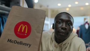 khaby lame com sacola do mcdonalds