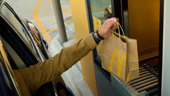 McDonald's testa novo conceito de drive-thru para reduzir o tempo de espera