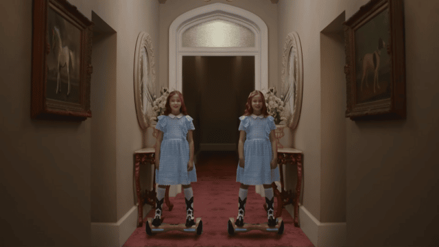 Warner Hotels cria campanha com referências de O Iluminado
