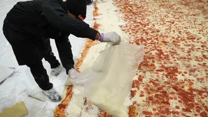 Pizza-Hut-quebra-recorde-do-Guinness-ao-fazer-a-maior-pizza-do-mundo-nos-EUA-2