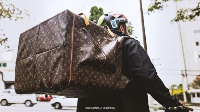 Marca Cleiton cria Bags de Motoboys com bolsas Louis Vuitton