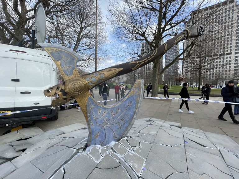 God of War Ragnarök: Machado gigante de Kratos é avistado em Londres