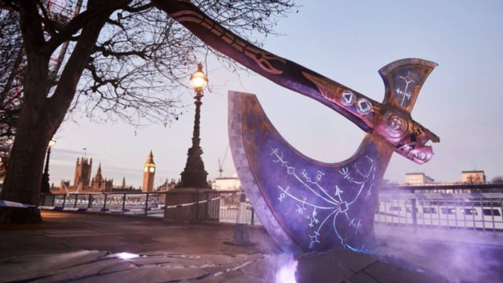 God of War Ragnarok é promovido com Machado Leviatã gigante em Londres God of War Ragnarok é promovido com Machado Leviatã gigante em Londres
