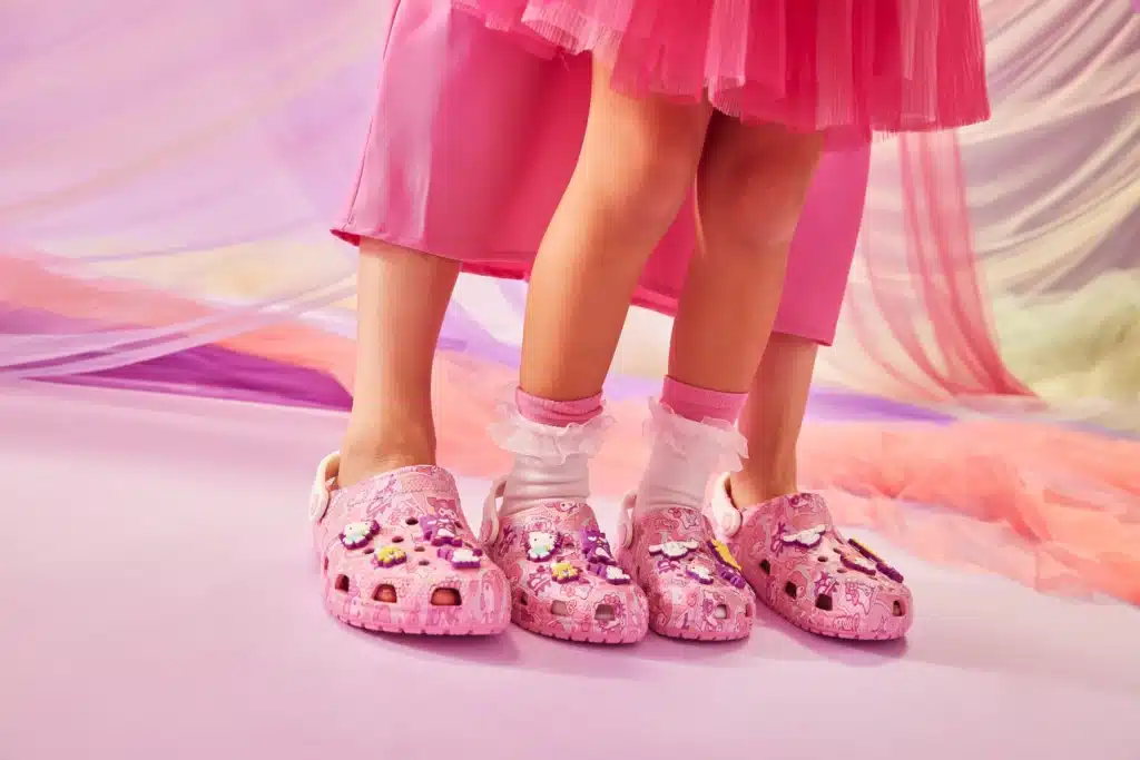 Crocs lança colaboração inédita com Hello Kitty