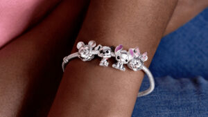 Pandora charms mais vendidos em collab Disney