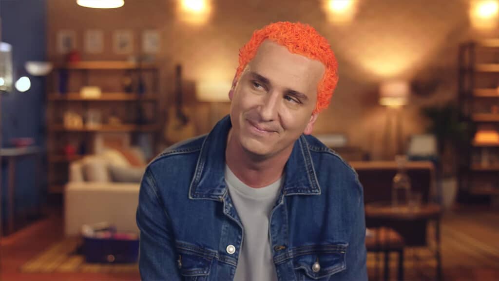 Rafael Portugal aparece de cabelo laranja em ação do Itaú