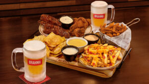 Outback e Brahma retomam happy hour com aperitivos por R$ 99,90