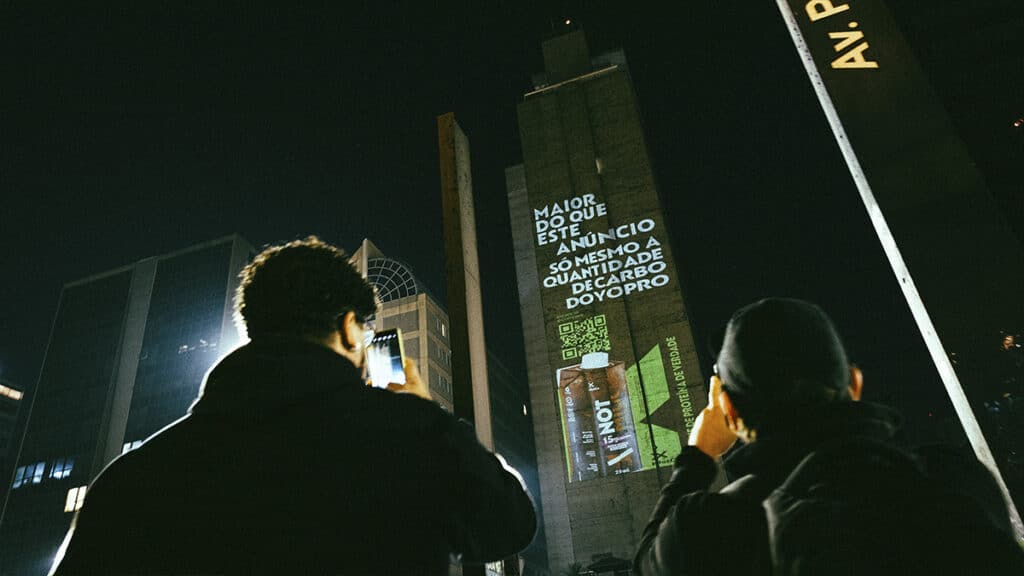 NotCo usa prédio em frente a Danone para expor a quantidade de carboidratos do YoPro