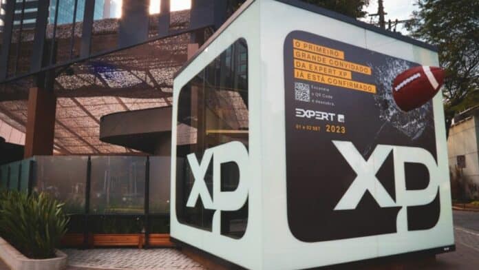 Tom Brady “quebra” cubo da Arena XP na Faria Lima para promover Expert XP 2023