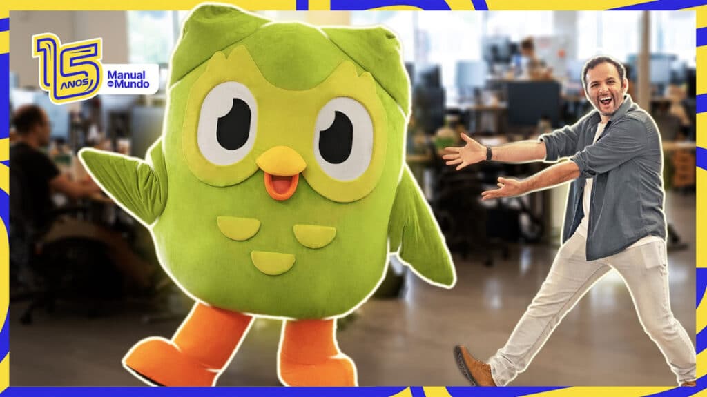 Na foto, Iberê Thenório, apresentador do canal Manual do Mundo, aparece "apontando" para uma pessoa com a fantasia da coruja verde, que é mascote do Duolingo