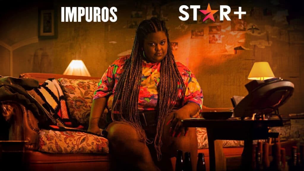 gkpb-mc-carol-impuros Mc Carol sentada em um sofá para Impuros
