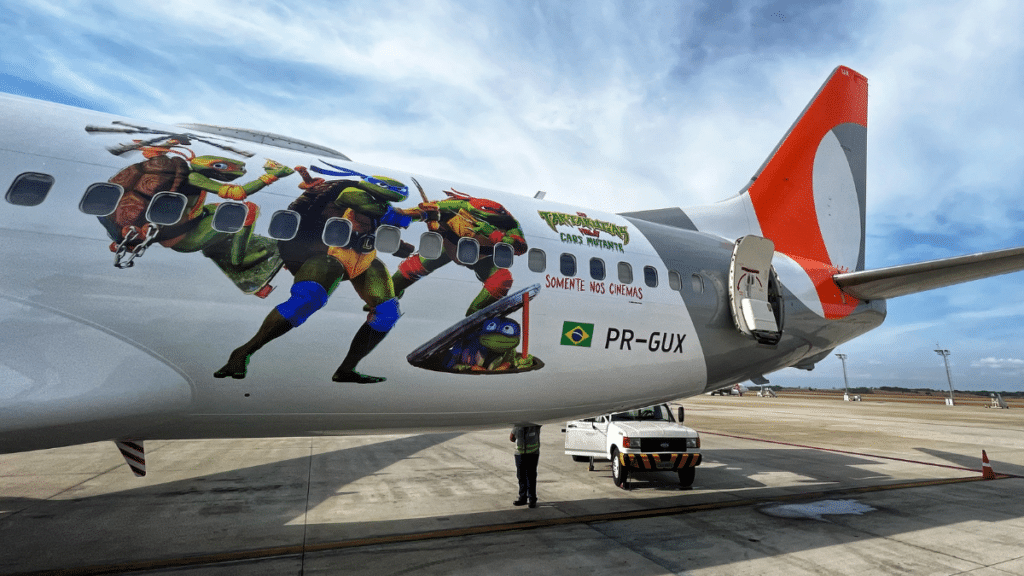 Gol apresenta avião temático do novo filme de Tartarugas Ninjas