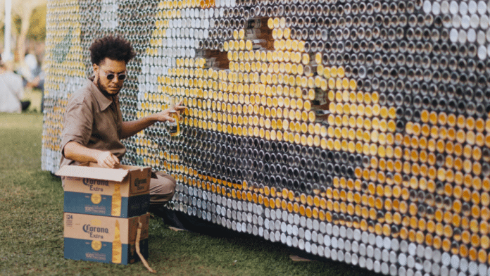 Corona faz intervenção artística com garrafas de vidro retornáveis em Curitiba
