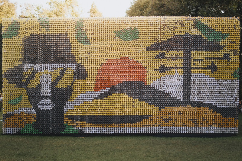 Corona faz intervenção artística com garrafas de vidro retornáveis em Curitiba