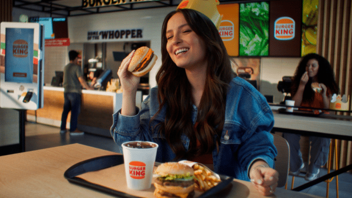 Larissa Manoela brinca com 'o dinheiro é meu' em campanha do Burger King