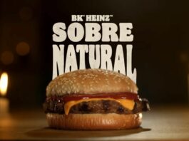 Imagem de um sanduíche do Burger King em parceria com a Heinz