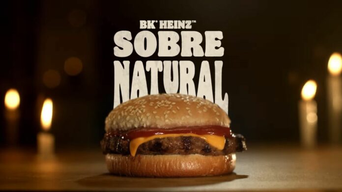 Imagem de um sanduíche do Burger King em parceria com a Heinz