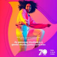 Mulher aparece dançando com semblante feliz. Em volta há contornos que lembram o atual logo da Record com uma nova identidade visual mais moderna.