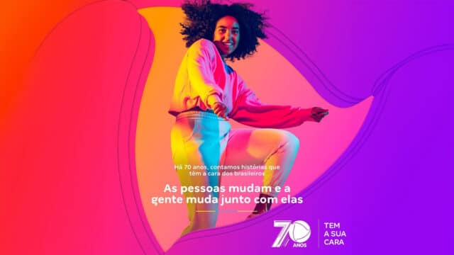 Mulher aparece dançando com semblante feliz. Em volta há contornos que lembram o atual logo da Record com uma nova identidade visual mais moderna.