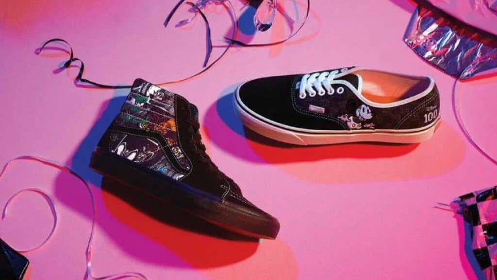 Par de tênis preto e branco sobre fundo rosa, Vans lança coleção em comemoração aos 100 anos da Disney Par de tênis preto e branco sobre fundo rosa, Vans lança coleção em comemoração aos 100 anos da Disney