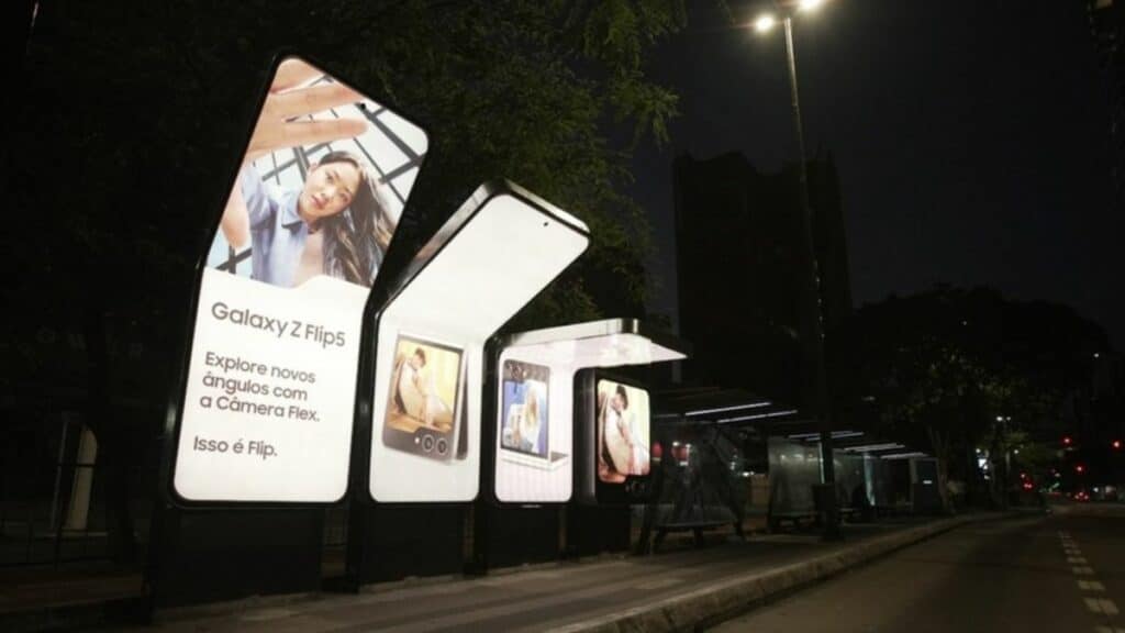 Samsung monta exposição do Galaxy Z Flip5 em pontos de ônibus de SP