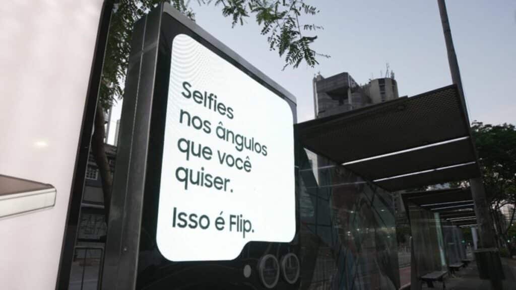 Samsung monta exposição do Galaxy Z Flip5 em pontos de ônibus de SP