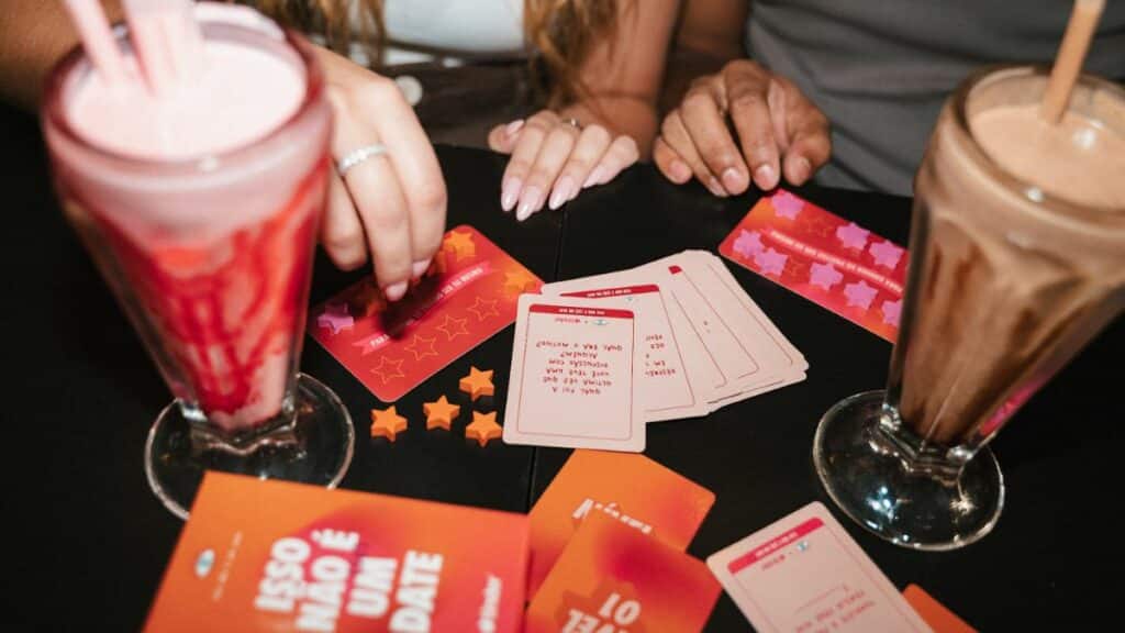Tinder e Isso Não É Um Jogo criam card game para o Dia dos Solteiros