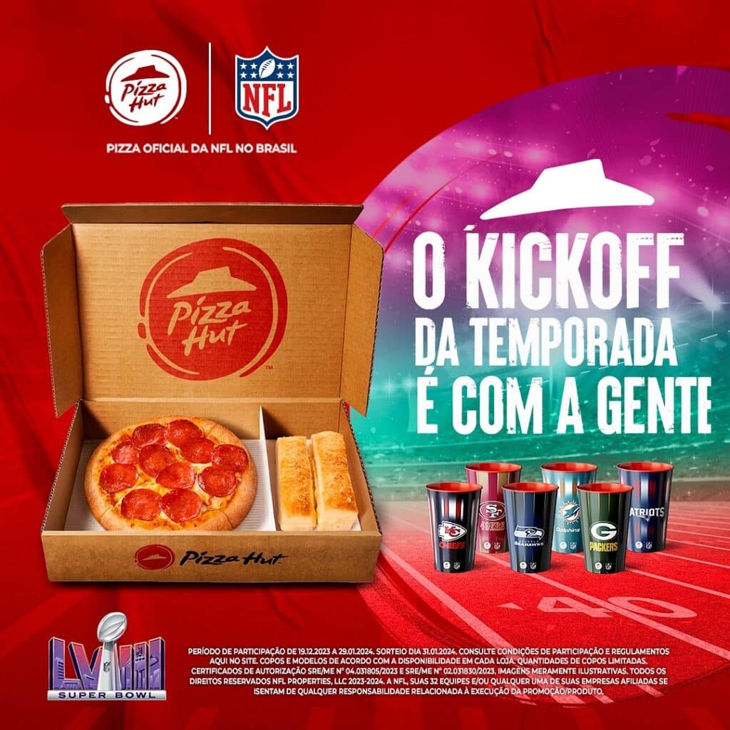 Imagem mostra caixa de pizza aberta contendo uma pizza e dois breadsticks em seu interior. Ao lado lê o texto "O Kickoff da temporada é com a gente" e seis copos inspirados na identidade visual dos times da NFL.