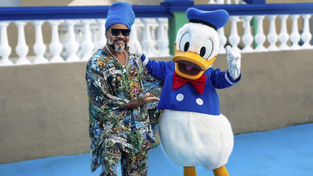 Pato Donald posa ao lado de Carlinhos Brown