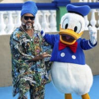 Pato Donald posa ao lado de Carlinhos Brown