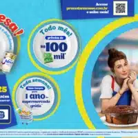 Composição gráfica mostra detalhes da promoção Tá na Mesa da Nestlé. Ao lado direito é possível ver uma imagem da galinha de Maggi e a personagem Moça, do Leite Moça Nestlé.
