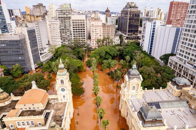 Imagem visão aérea de Porto Alegre alagada em maio de 2024