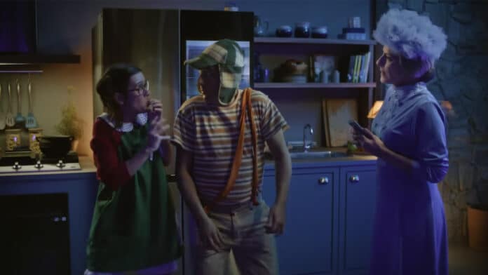 Chiquinha, Chaves se assustam com a Bruxa do 71 em screenshot da campanha SmartThings da Samsung