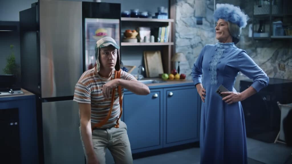 Screenshot da campanha SmartThings da Samsung, com Chaves e Bruxa do 71, o personagem principal está em sua pose clássica do "piripaque do Chaves" onde fica paralisado com uma mão em frente ao seu corpo como se estivesse sentado no ar