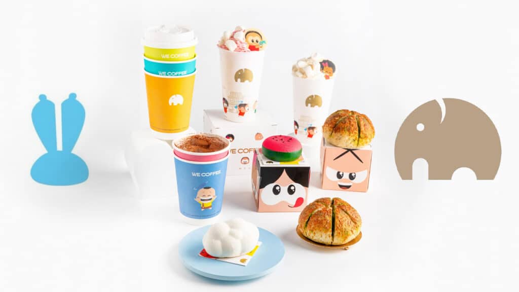 Na foto temos uma demonstração dos produtos da We Coffee em homenagem a Mônica Toy, aparecem as bebidas de Mônica e Milena, a Nuvem do Cascão, a Melancia da Magali e o Pão do Cebolinha, todos eles estão descritos na publicação.