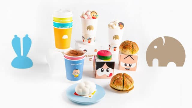 Na foto temos uma demonstração dos produtos da We Coffee em homenagem a Mônica Toy, aparecem as bebidas de Mônica e Milena, a Nuvem do Cascão, a Melancia da Magali e o Pão do Cebolinha, todos eles estão descritos na publicação.