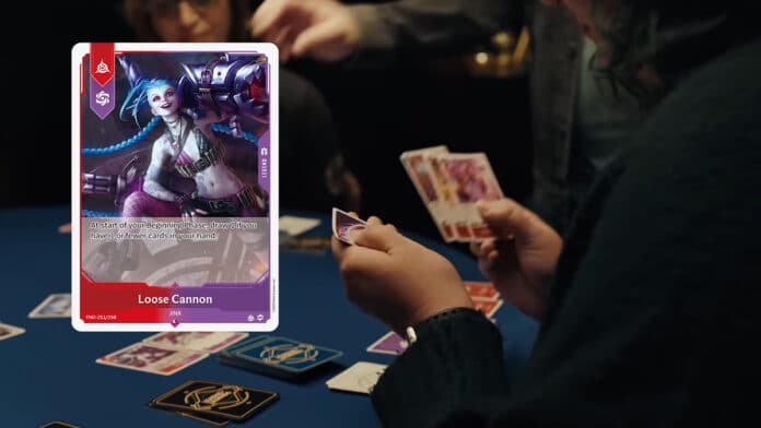 Na imagem é possível ver uma mão segurando cartas do Project K, com foco em uma carta da personagem Jinx