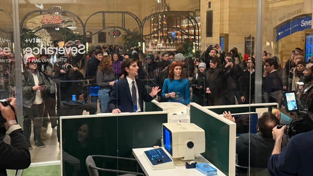 Elenco de Ruptura, da Apple TV, na casa de vidro em Nova York