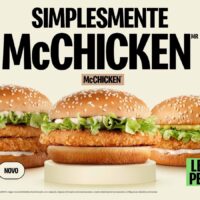 Imagem traz três sanduíches de frango do McDonalds. O McChicken Duplo, o McChicken e o McChicken Lemon Pepper.