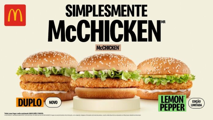 Imagem traz três sanduíches de frango do McDonalds. O McChicken Duplo, o McChicken e o McChicken Lemon Pepper.