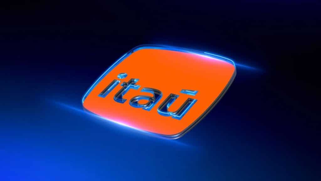 Logo da marca Itaú em fundo azul, destacando o nome em letras prateadas sobre um fundo laranja.