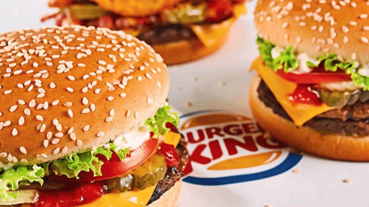 Burger King dá 4 sanduíches pelo preço de 1 em nova promoção com iFood