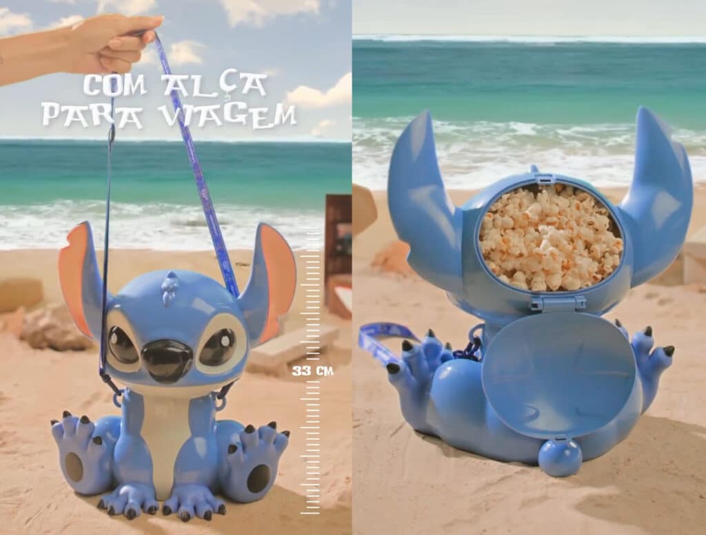 Balde de pipoca em formato do personagem Stitch, com alça para transporte, em uma praia ao fundo.